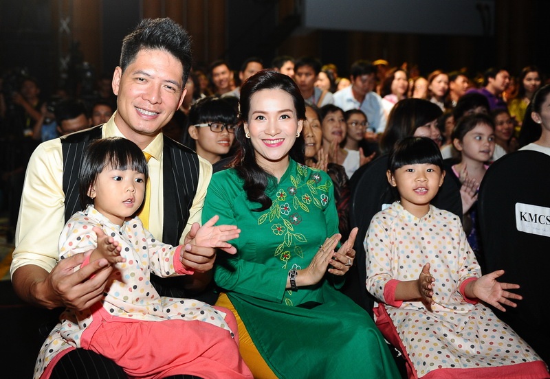 Vợ chồng Bình Minh và 2 con gái An Nhiên, Chuồn Chuồn có mặt trên hàng ghế khán giả.