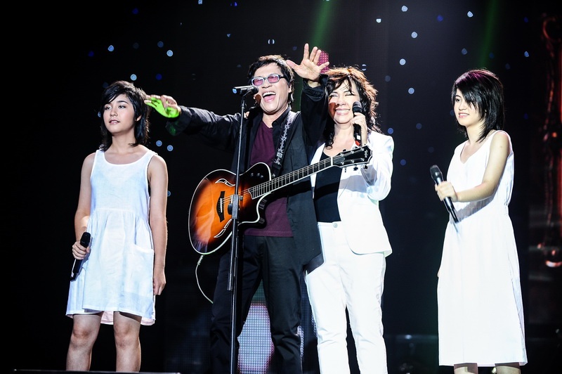 Cả gia đình cùng