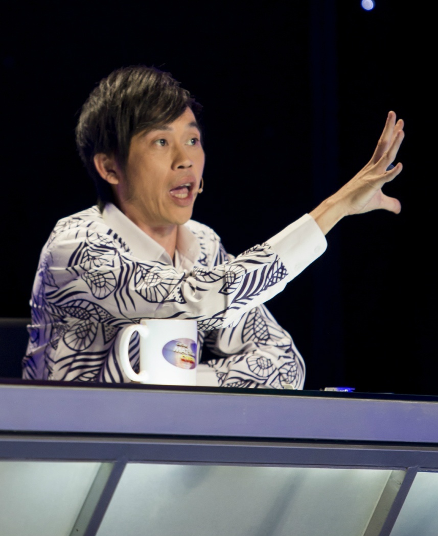 Hoài Linh cũng phát biểu ngay: “Tôi đã nói trong đêm em hóa thân thành nghệ sĩ Hồng Nga, em đã phá vỡ được rào cản nghệ sĩ đi hát. Giờ tôi chỉ muốn nhắc đến cụm từ ca sĩ Ái Phương. Em đã diễn ma mị, rất xuất thần trong tiết mục này”.