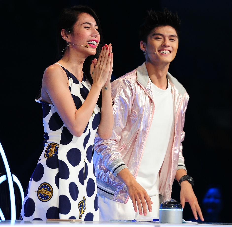 Thủy Tiên nóng lòng, không thể đứng ngoài cuộc chiến lâu nên trổ tài thuyết phục: “Con biết cô có bé Bánh Gạo ở nhà, Bánh Gạo cũng trạc tuổi con nên 2 con có thể chơi với nhau. Cô Minh Hằng bận lắm, cô ấy hay đi diễn không chơi với con được nhiều. Cô nếu bận thì con có Bánh Gạo ở nhà chơi. Bánh Gạo có nguyên phòng đồ chơi và một phòng kẹo”.