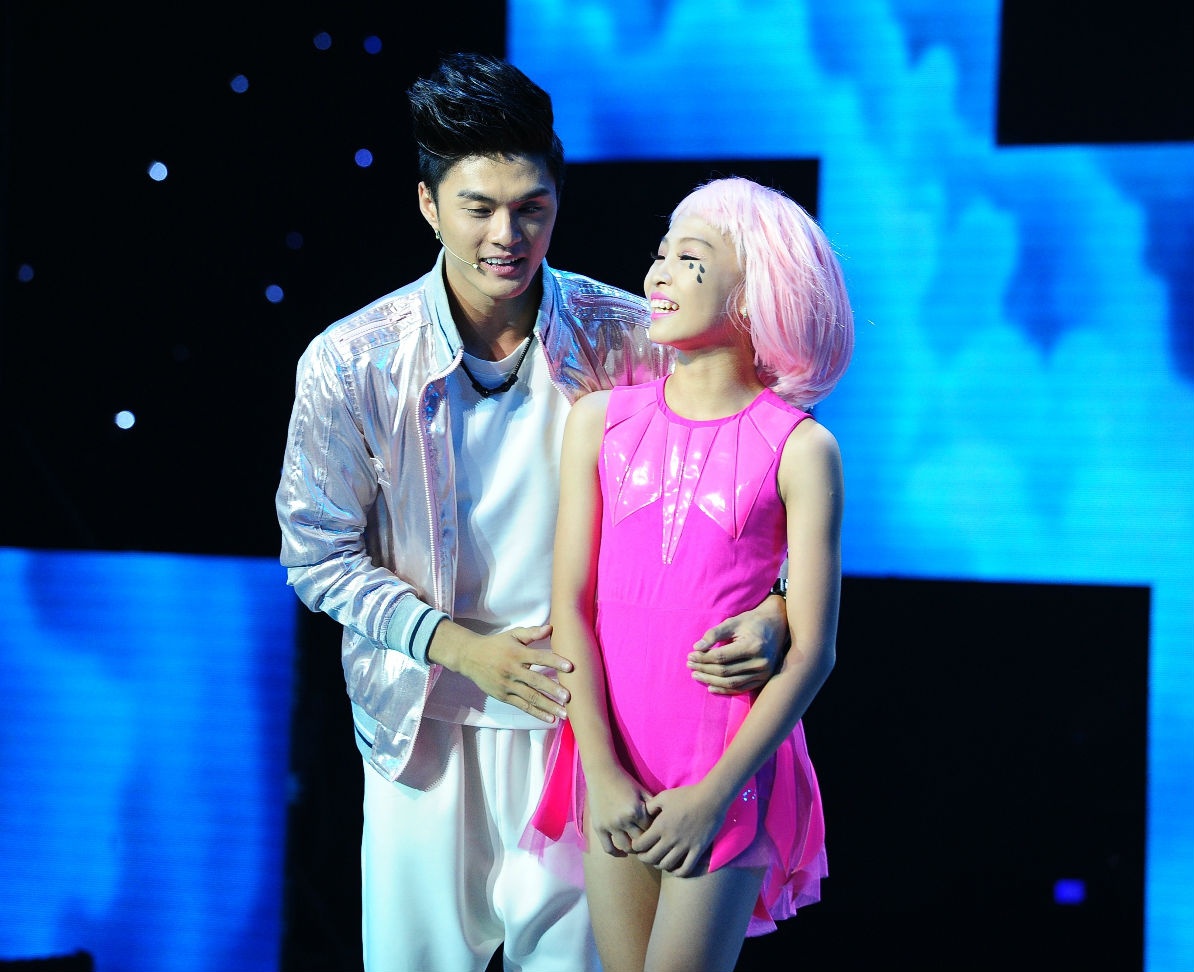 Vũ công nhí tiết lộ đầy bất ngờ “con cũng thích cô Minh Hằng nhưng mẹ muốn con về đội chú Lâm Vinh Hải ” khiến người đẹp đau khổ đập đầu xuống bàn.