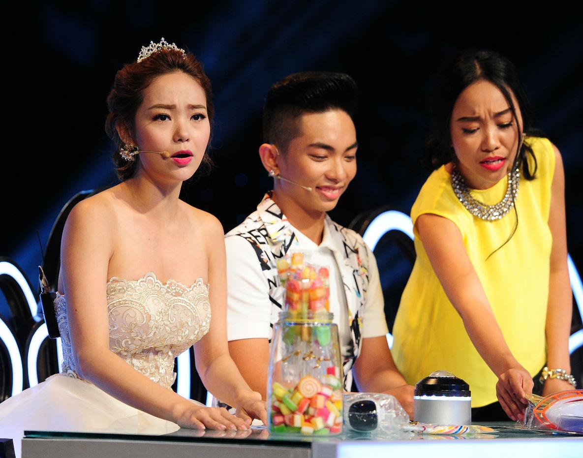 Minh Hằng khôn khéo chuẩn bị cả một “núi” quà tặng gồm bánh kẹo, bong bóng và thú bông lên tặng cô bé khiến “Thỏi sô-cô-la biết hát” đập đầu xuống bàn chịu thua.