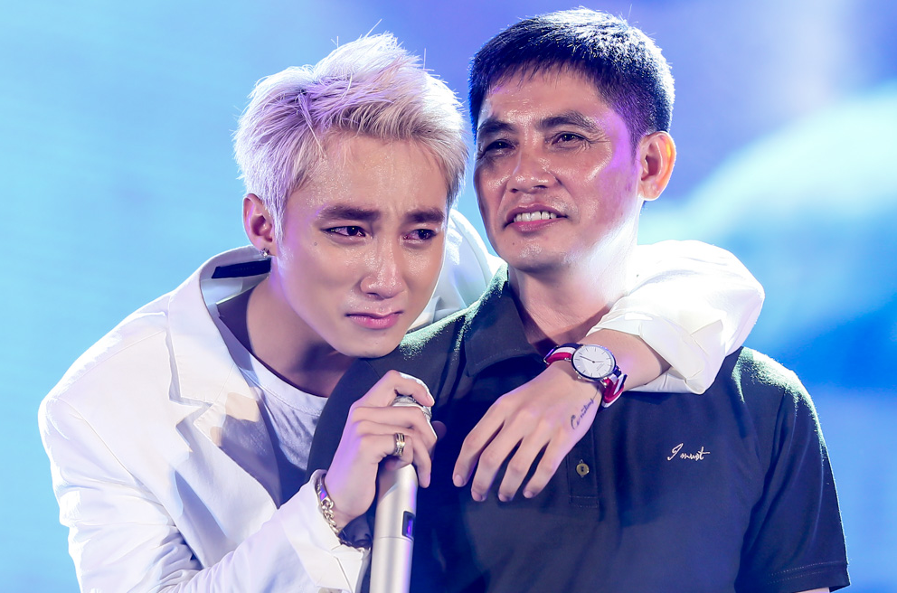 Son Tung M-TP khoc nhu mua trong tiec sinh nhat hinh anh