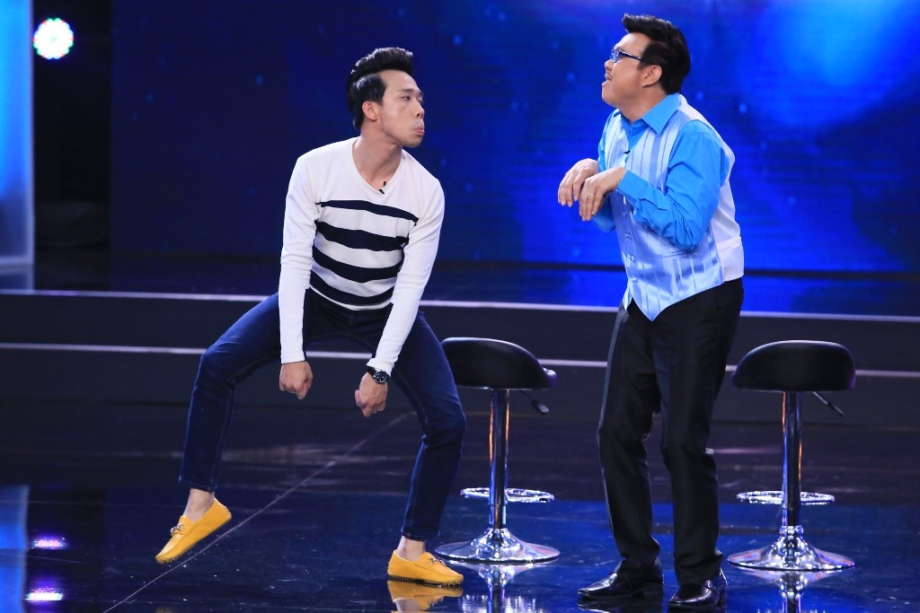 Trong khi cùng Chí Tài tái hiện lại câu chuyện của cặp đôi trên, MC đắt show có dịp đá xoáy Hoài Linh khi ám chỉ nam danh hài là khỉ và gọi “chó” Trường Giang.