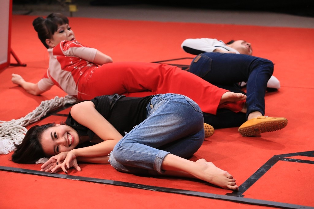 Bộ ba Việt Hương – Trấn Thành – Lan Ngọc vào thử thách trên sân khấu nằm với chủ đề Siêu nhân giải cứu thế giới. Hai siêu anh hùng và một con miêu nữ chọc cười khán giả với những màn “lăn lê bò lết”.