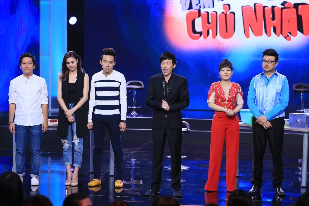 Tập 2 Bí mật đêm chủ nhật phát sóng tối 5/7 mang đến những trận cười ngặt nghẽo. Hoài Linh trong vai người nắm giữ bí mật đưa ra cho bộ tứ Chí Tài – Việt Hương – Trấn Thành – Trường Giang 5 thử thách “cười ra nước mắt”.