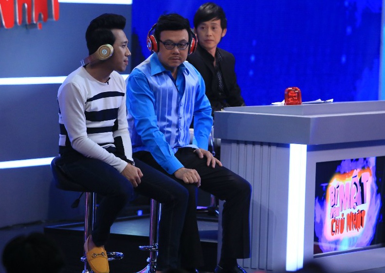 Ở thử thách đầu tiên, 4 nghệ sĩ hài phải biến hóa thành thế giới động vật. Chí Tài – Trấn Thành đeo tai nghe nhạc, nhìn khẩu hình và động tác của Việt Hương - Trường Giang để diễn lại.