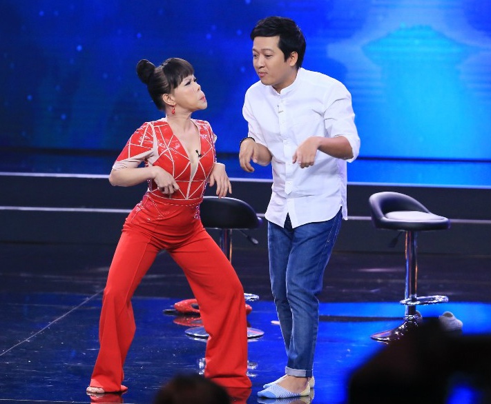 Nữ danh hài hải ngoại hóa thân thành con khỉ trong khi đồng nghiệp vào vai con chó trụi lông bị nhốt ở rạp xiếc. “Vợ Sáu Bảnh” làm khán giả truyền hình bật cười vì ngôn ngữ hình thể tuyệt vời.