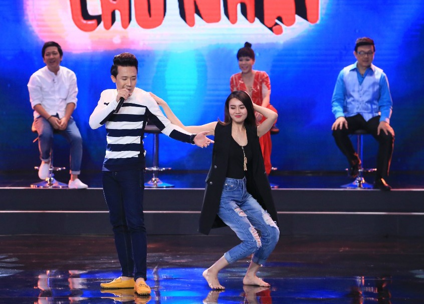 Việt Hương yêu cầu Trấn Thành “em hát tặng chị một bài như vậy đi” nhưng bị anh từ chối phũ phàng. Thấy vợ bị ăn hiếp, Sáu Bảnh lập tức hát “Hương! Anh gọi tên em” khiến cô sướng rơn vì được “hốt”.