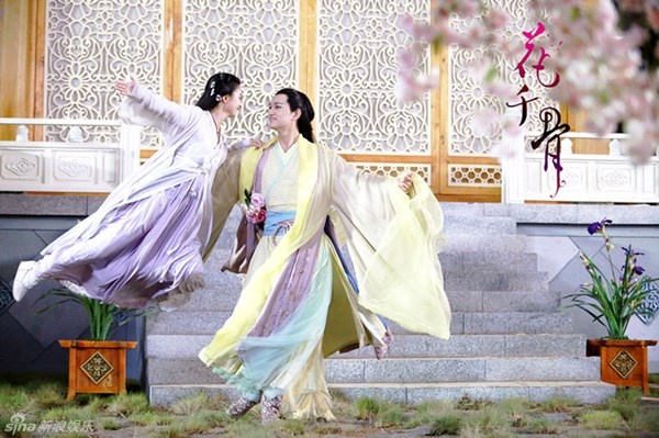 9. Ai cũng có chấp niệm, mà nguyện vọng của ta chính là muốn bảo vệ thứ gì đó. Đầu tiên là Lưu Hạ, sau đó là muội (Hoa Thiên Cốt). Thế nhưng thẹn cho ta đời này tự phụ có được dung mạo đẹp nhất thế gian này, lại không có năng lực bảo vệ người mình yêu thương. Ta thua rồi, thua hoàn toàn. Thế nhưng nhóc con (Hoa Thiên Cốt) à, muội phải tin rằng ta thật lòng thích muội.