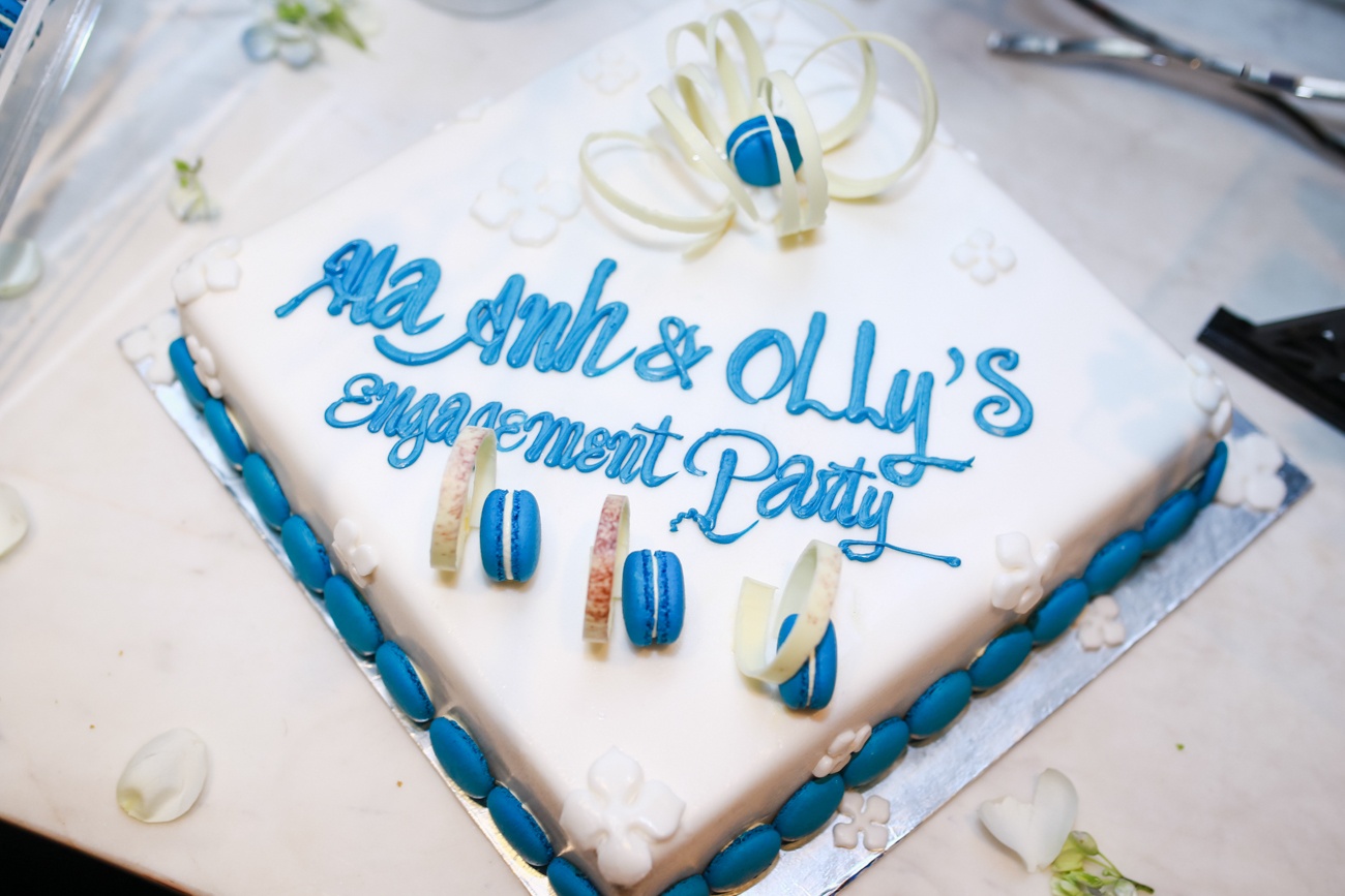 Chiếc bánh kem được thiết kế đơn giản nhưng rất sang trọng.