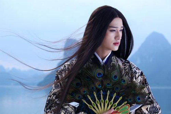 Sát Thiên Mạch đứng đầu ma giới, được tôn xưng là Ma Quân. Anh sở hữu dung mạo đẹp nhất lục giới và coi trọng nhan sắc hơn cả tính mạng. Thiên Mạch rất yêu quý Hoa Thiên Cốt và luôn ra sức bảo vệ cô. Vì Hoa Thiên Cốt, anh có thể hy sinh mọi thứ.