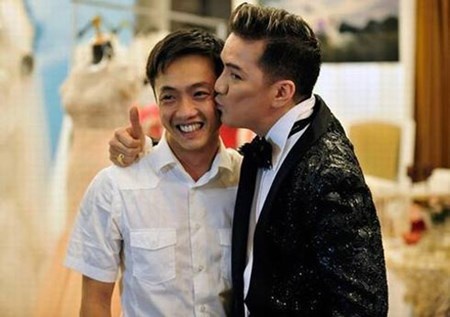 Năm 2009, Đàm Vĩnh Hưng không ngần ngại khóa môi Hồ Ngọc Hà trên sân khấu trao giải Cống hiến.