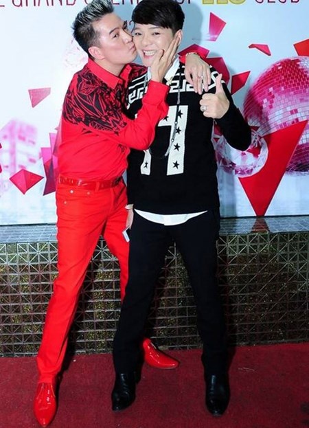 Đàm Vĩnh Hưng hôn má người bạn thân lâu năm Vũ Hà.