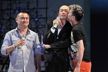 Đàm Vĩnh Hưng hôn má Hoài Linh trong một sự kiện.