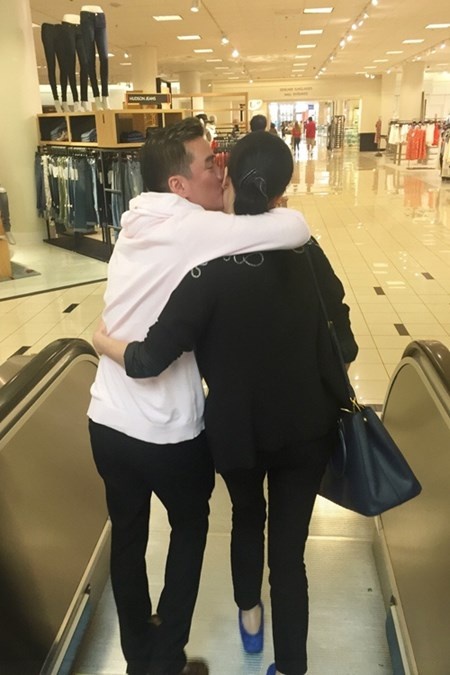 Vừa qua, khi có dịp qua Mỹ biểu diễn, Đàm Vĩnh Hưng không ngần ngại dành cho Thu Phương - người đồng HLV tại Giọng hát Việt một vụ hôn vào má khi đến một trung tâm thương mại.