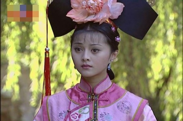 Khi đóng phần một Hoàn Châu Cách Cách, Phạm Băng Băng mới 16 tuổi. Cô nàng trông rất trong sáng, đáng yêu với gương mặt bầu bĩnh và đôi mắt lanh lợi.