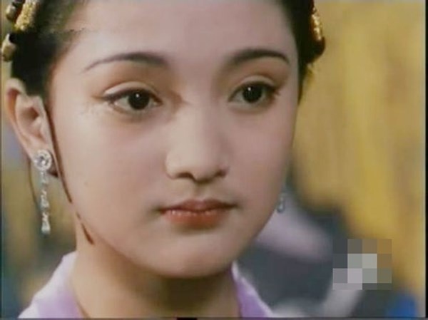 Ở tuổi 17, Châu Tấn lần đầu tiên được thể hiện vai chính trong phim điện ảnh. Đó là nhân vật hồ ly Kiều Na hiền dịu, dễ thương trong Cổ mộ hoang trai.