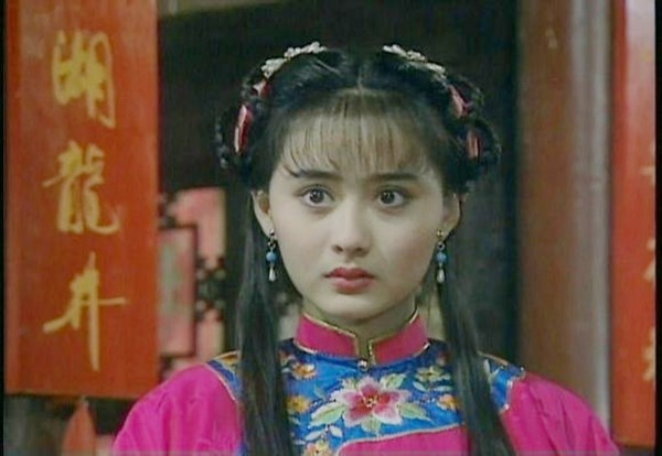 Trần Đức Dung là mỹ nhân nổi tiếng nhờ tham gia những bộ phim do nữ sĩ Quỳnh Dao chắp bút, trong đó phải kể đến tác phẩm Mai Hoa Lạc. Khi đóng bộ phim này, cô mới 19 tuổi.