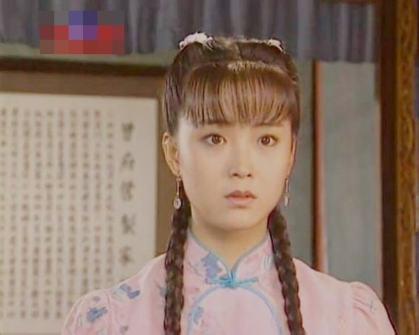 Vương Diễm xinh đẹp dịu dàng khi hóa thân thành Tằng Tĩnh Huyên trong bộ phim Yên tỏa trùng lâu. Đây được đánh giá là một trong những tạo hình trong sáng và dễ thương nhất của người đẹp.