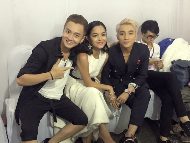 Ngô Kiến Huy có mặt trong tiệc sinh nhật ngoài trời hoành tráng của Sơn Tùng M-TP nhưng không quên gửi lời chúc mừng đến đồng nghiệp trên Zalo. Từ sau khi đóng Chàng trai năm ấy, anh dần thân thiết với nam ca sĩ gốc Thái Bình.