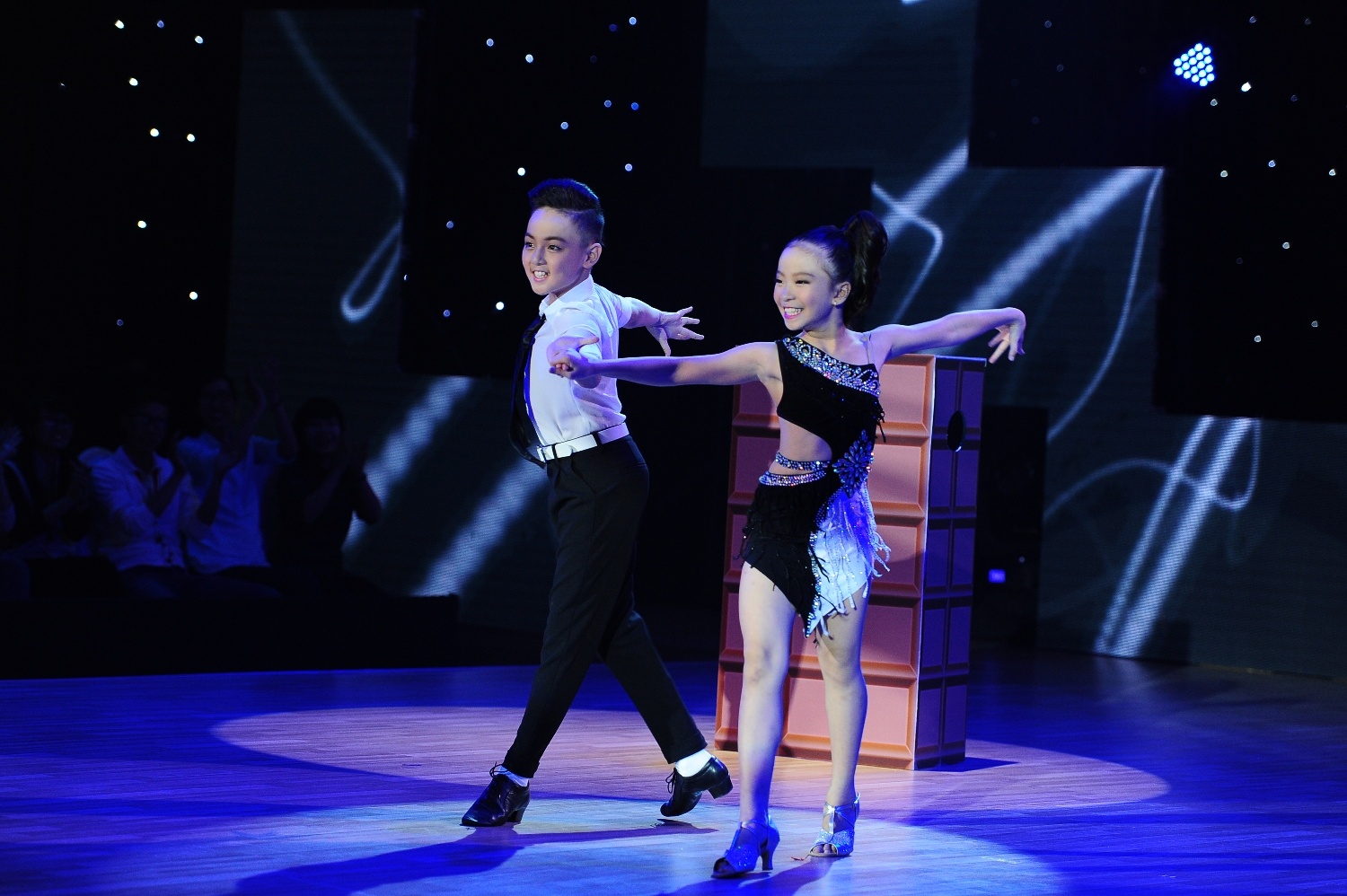 Hot boy Bước nhảy hoàn vũ nhí mùa đầu tiên trở lại cuộc đua mang theo em họ Mai Lan với sở trường dancesport đã chinh phục được Đoan Trang và Thủy Tiên. Vẻ tự tin và kỹ thuật chắc chắn của cô bé 9 tuổi đến từ vùng chè Thái Nguyên lập tức gây ấn tượng mạnh với khán giả. 