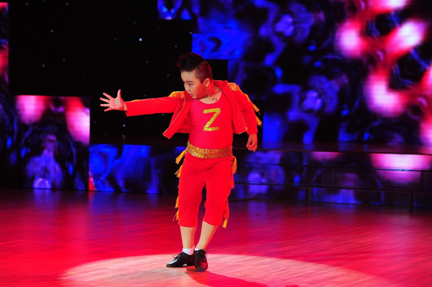 Thủy Tiên – Lâm Vinh Hải tiếp tục thu nạp thêm Gia Đạt với sở trường dancesport. Bà mẹ một con quyết định bấm nút chọn vì nhìn thấy sự quyết tâm “không được phải làm cho bằng được” của cậu bé 9 tuổi. Người đẹp hứa sẽ “dẹp bỏ yếu điểm” của Gia Đạt.