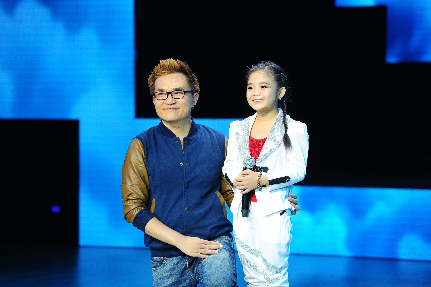 Trong khi đó, Phan Hiển cho rằng Mỹ Hiền nên phát triển thêm về dancesport và chỉ có đội anh mới giúp đỡ được bé. Minh Hằng cũng phụ họa thêm: “Cô chú là đội nhỏ tuổi nhất nên không nói được nhiều, chỉ hành động thôi”. 