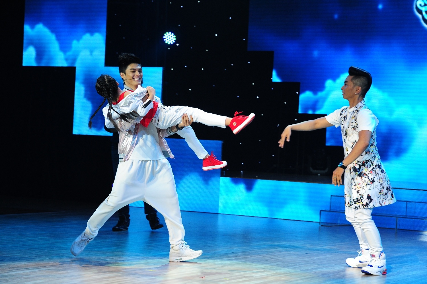 Trước sự lấn át của 2 đối thủ, Lâm Vinh Hải và Thủy Tiên chỉ biết cười trừ. Nhưng bất ngờ xảy ra khiến Minh Hằng và Đoan Trang choáng váng trước tiết lộ của Mai Lan: “Con thần tượng chú Vinh Hải lâu rồi nên con sẽ về đội chú ấy”.