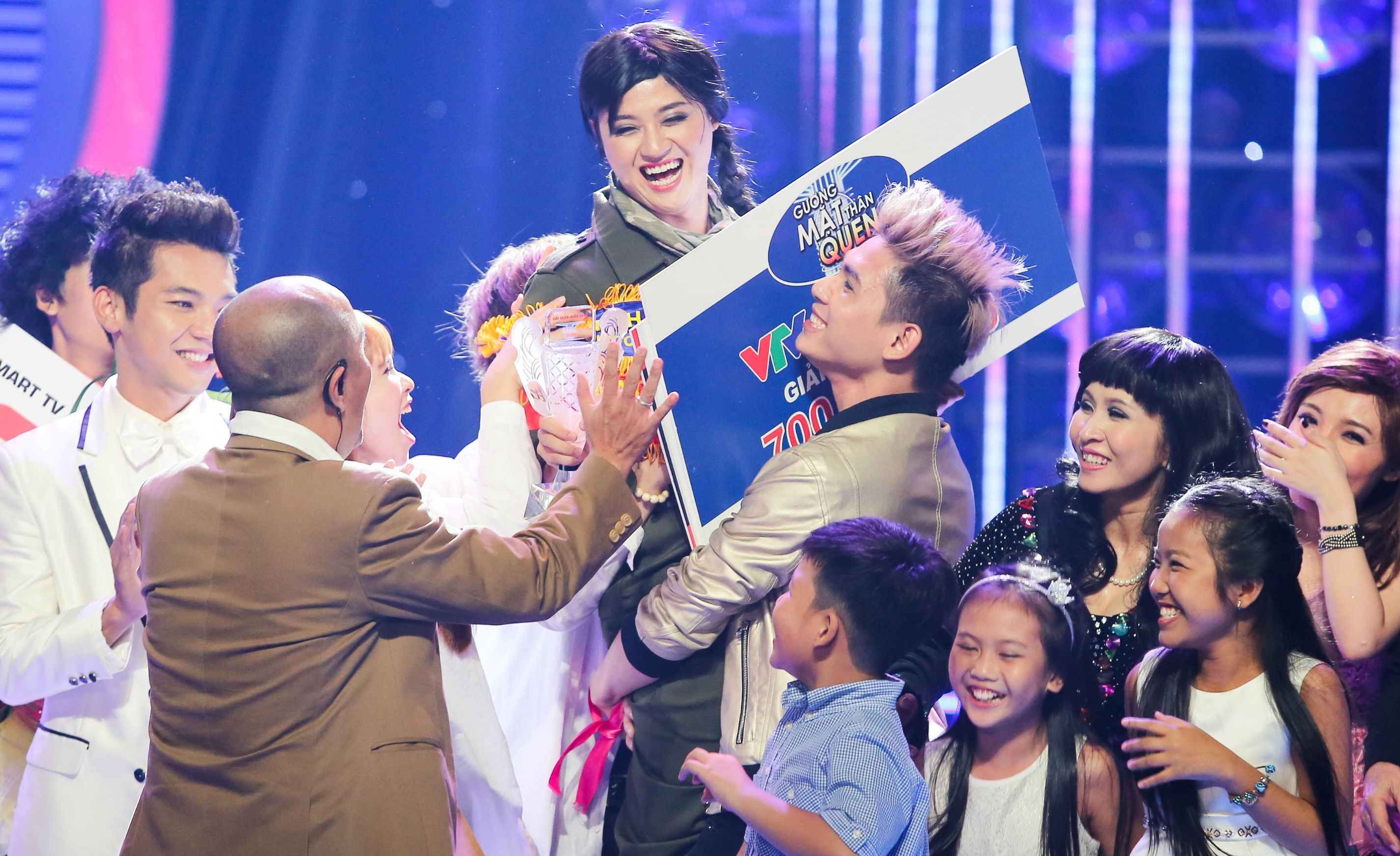 Dai Nhan be thoc Thanh Duy an mung chien thang hinh anh