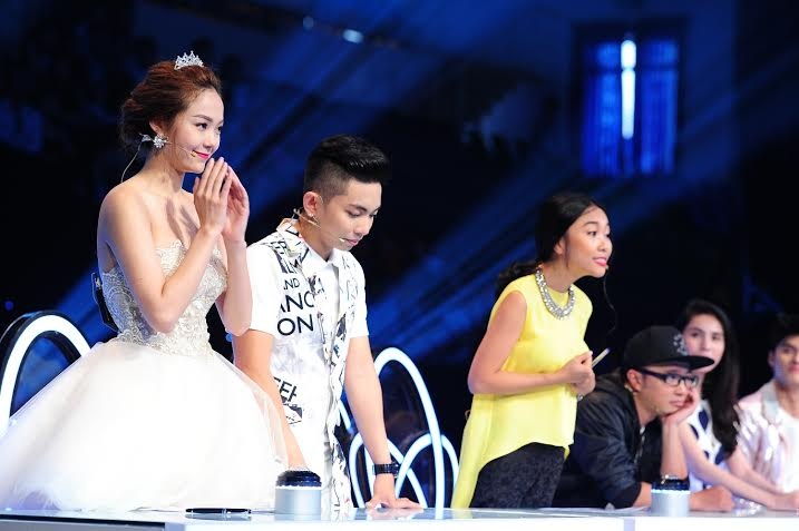 Trong tập 3 Bước nhảy hoàn vũ nhí phát sóng tối 11/7, cặp đôi Đoan Trang – Hà Lê thất thủ trước Minh Hằng – Phan Hiển và Thủy Tiên – Lâm Vinh Hải. Nếu nữ diễn viên phải dùng đến quà cáp để lấy lòng thí sinh thì giọng ca Kiss Me không cần phải làm gì cũng chiêu dụ được các gương mặt tài năng. 