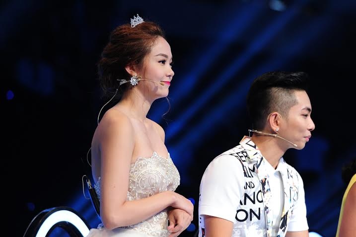 Trong khi Mai Lan phân vân giữa 2 lựa chọn thì Phan Hiển lên tiếng bênh vực giọng ca Độc bước. “Con nên về đội cô Đoan Trang và chú Hà Lê, nếu con cần giúp đỡ về chuyên môn thì chú sẵn sàng”, người tình Khánh Thi hứa.