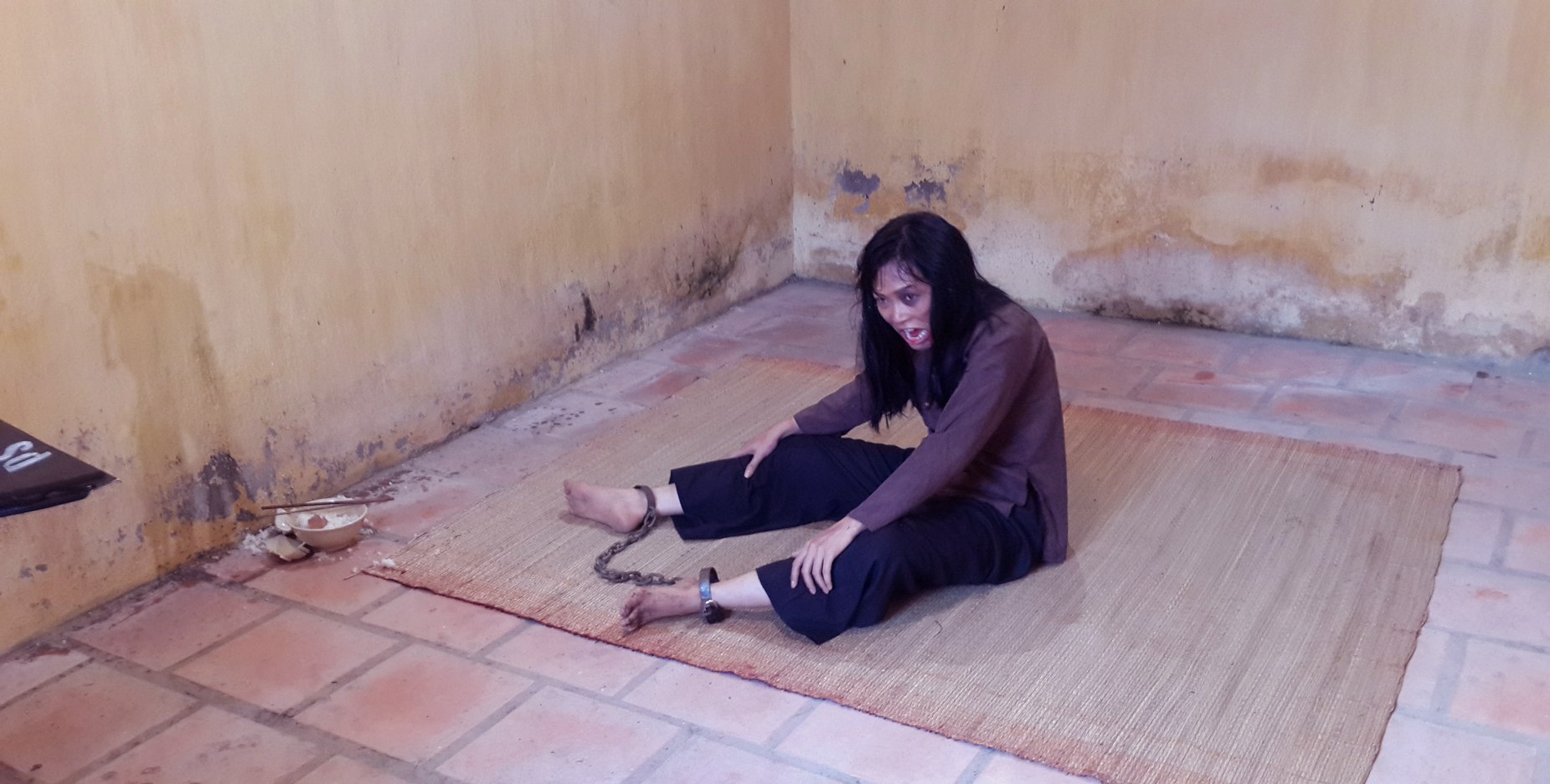 Phương Thanh trong vai bà mẹ điên.