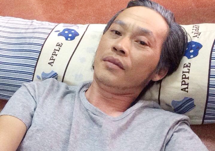 Hoai Linh nam lan loc cho quay hinh game show moi hinh anh