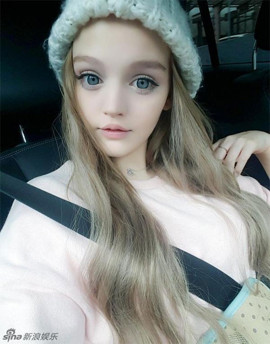 Hiện Dakota Rose sinh sống và làm việc tại đất nước mặt trời mọc.