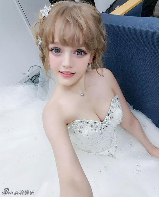 Cô làm người mẫu độc quyền cho tạp chí Popteen của Nhật Bản.