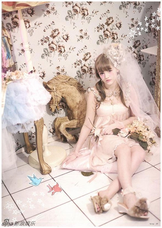 Dakota Rose sinh năm 1993 ở San Francisco, Mỹ. Cô rất thích búp bê Barbie và khao khát trở thành búp bê sống.