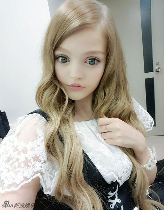 Dakota Rose đã tự chủ động ăn mặc, trang điểm giống hệt búp bê rồi ghi hình và đưa lên mạng.