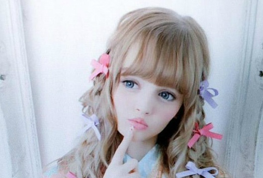 Nguoi mau 9X co khuon mat nhu bup be Barbie hinh anh