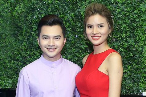 Nam Cuong lo chieu cao khiem ton khi dung canh Le Thi Phuong hinh anh