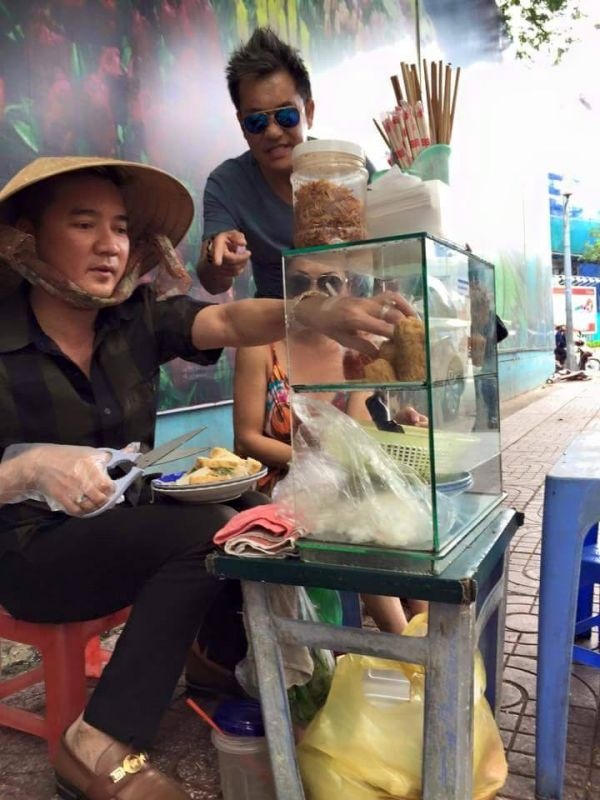 Mr Đàm khoe một loạt ảnh anh đang bán bánh ướt chả lụa ngay lề đường. Hình ảnh giọng ca Tuổi hồng thơ ngây đầu đội nón lá, tay cầm kéo cắt bánh ướt chuyên nghiệp khiến cho người hâm mộ thích thú.