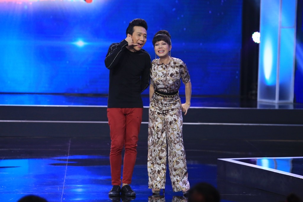 Việt Hương và Trấn Thành không ngừng “nguyền rủa” đồng nghiệp vì cả 2 chỉ đứng nói suốt cả buổi khiến họ không thể nhìn thấy khẩu hình.  Cặp đôi chị em hóa thành 2 phụ nữ với tâm lý “chồng mình là chồng người”. Kết thúc thử thách đầu, Hoài Linh khen ngợi khả năng “dựng chuyện” của Trấn Thành và Việt Hương.