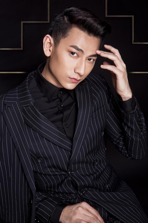 Isaac cực chất trong MV solo đầu tay.