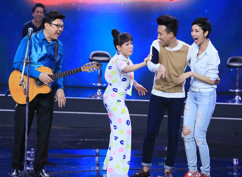 Chí Tài cười