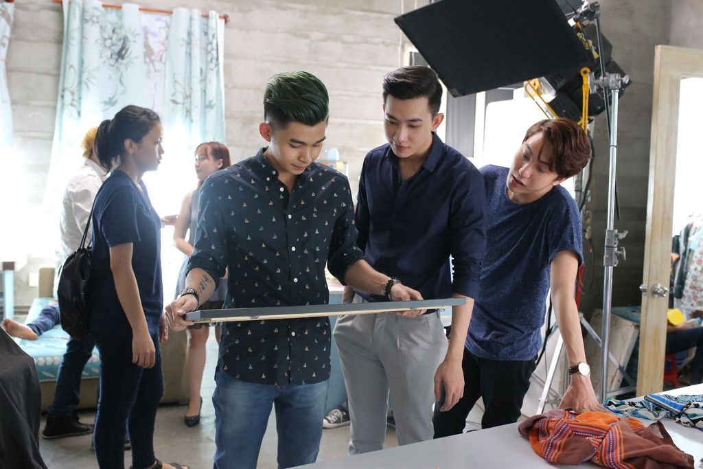 12 chòm sao: Vẽ đường cho yêu chạy vẫn đang trong quá trình ghi hình, dự kiến đóng máy vào đầu tháng 8 và ra rạp trong tháng 11/2015.