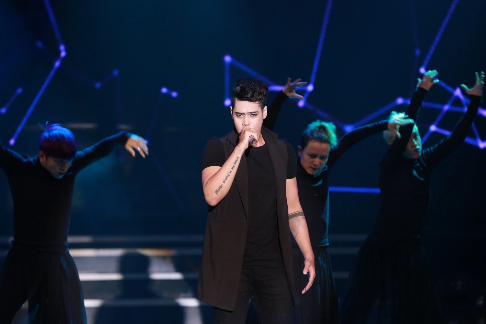 Nguyễn Duy khuấy động sân khấu với ca khúc Bóng tối. Dù có giọng hát khỏe nhưng áp lực sân khấu đã khiến chàng trai 19 tuổi không giữ vững được tâm lý. Nữ ca sĩ Độc bước phát biểu: “Chị thích giọng hát của em, không lẫn vào ai hết. Tuy nhiên em căng thẳng quá nên lúc đẩy lên cao trào hơi bị bể”. 