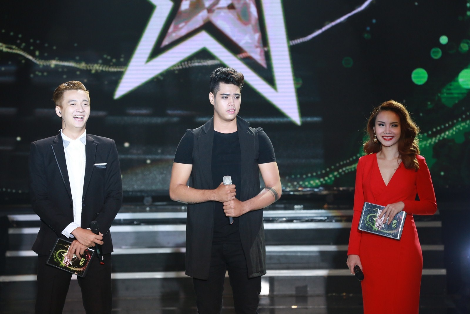 Siu Black dí dỏm nhận xét: “Em hát hơi bị phô một chút xíu. Chị thấy tiếc vì điều đó. Em đi thi nên coi giám khảo như những củ khoai lang. Ba củ, bên kia đỏ (Đoan Trang), bên đây đen (Đan Trường) và bên này tím (Siu Black). Chị nghĩ em đừng nên nhìn chúng tôi, em sẽ không bị áp lực”. Đan Trường cũng góp ý: “Đây là ca khúc RnB pha electronic nên nó hơi ma mị. Em phải dùng ma thuật để mê hoặc khán giả”. Với phần thi này, Nguyễn Duy nhận được điểm 9 từ Đan Trường và 8,5 điểm từ Siu Black. 