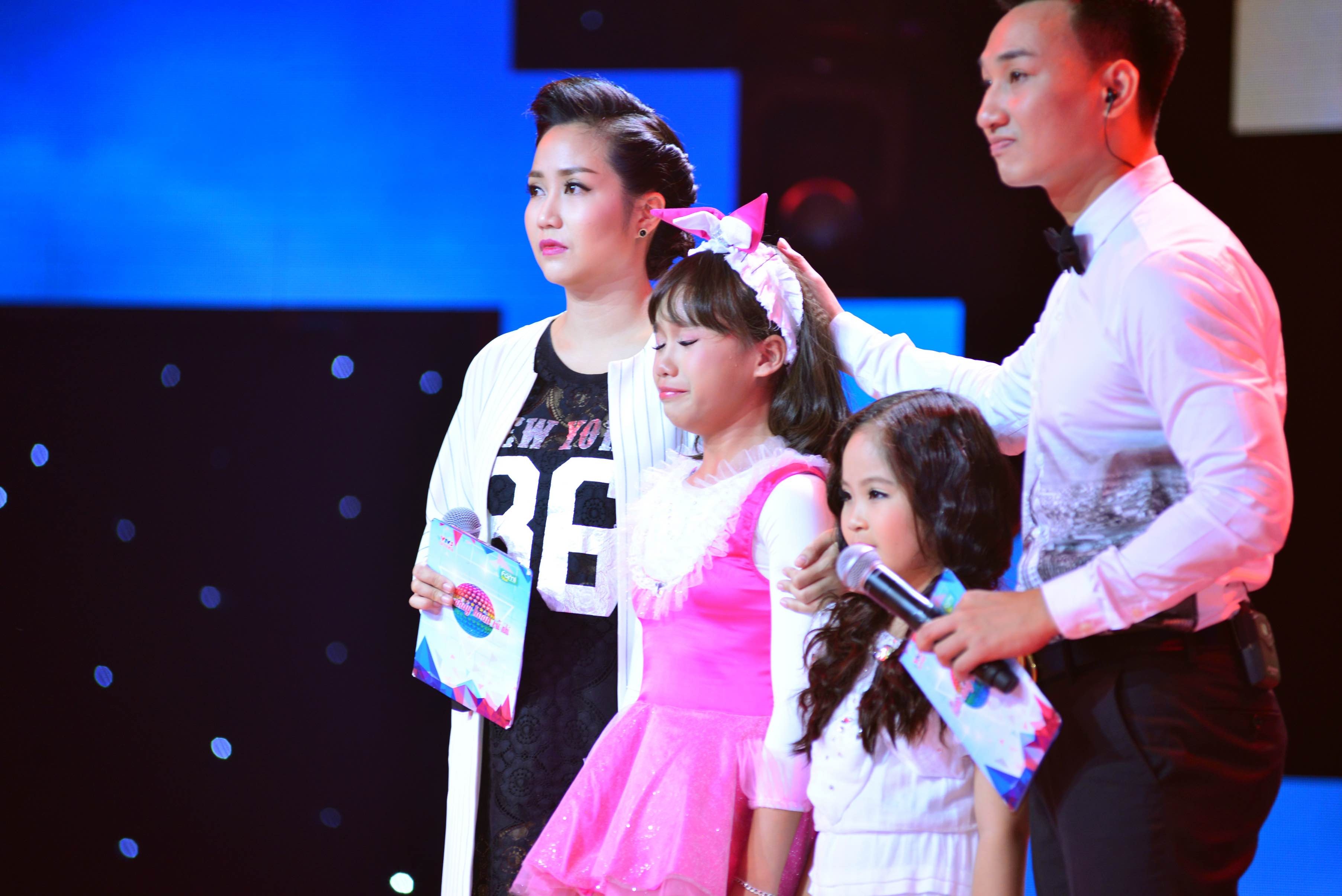 Thùy Dương rưng rưng khóc