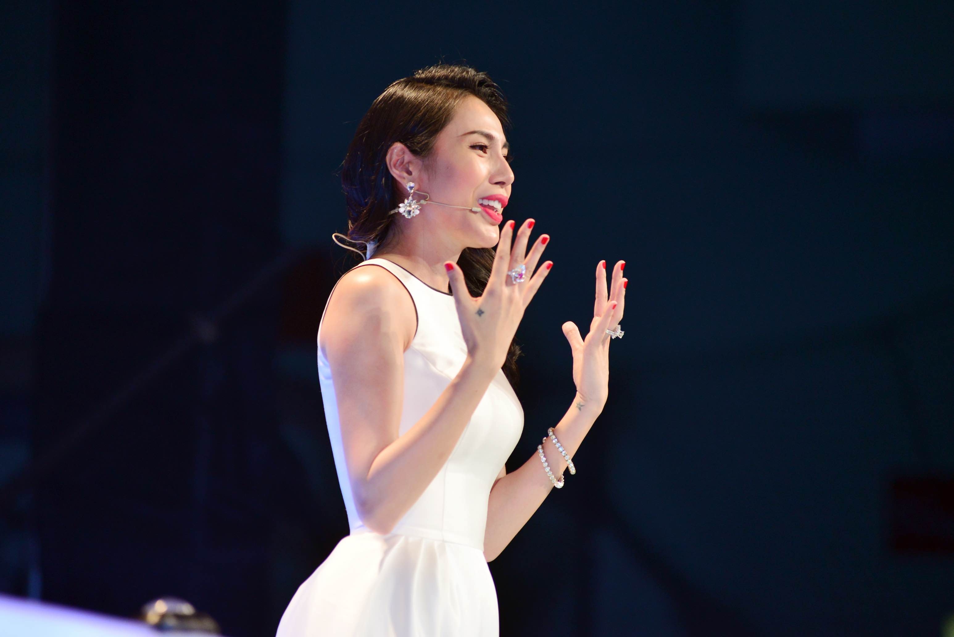 Cô không biết lý do tại sao nhưng khi cô nhìn Thùy Dương, cô lại có một cảm xúc rất đặc biệt từ vòng thi đầu tiên, đến khi chương trình phát sóng, cô mới biết con mất bố mẹ từ nhỏ. Tuy kĩ thuật của con không bằng các bạn nhưng hôm nay cô sẽ dùng quyền chọn hai thí sinh cho các con. Cô cũng mất cha từ bé nên cô hiểu rằng nếu hôm nay các bạn khác thất bại và về nhà, các bạn sẽ có ba hoặc mẹ đứng kế bên, dìu dắt và nâng đỡ các bạn. Nhưng hôm nay con đi về nhà và thất bại, con sẽ chỉ khóc một mình, cho nên cơ hội đó cô sẽ dành cho con, như “mở hàng” sự may mắn sau này trên đường đời con đi.   