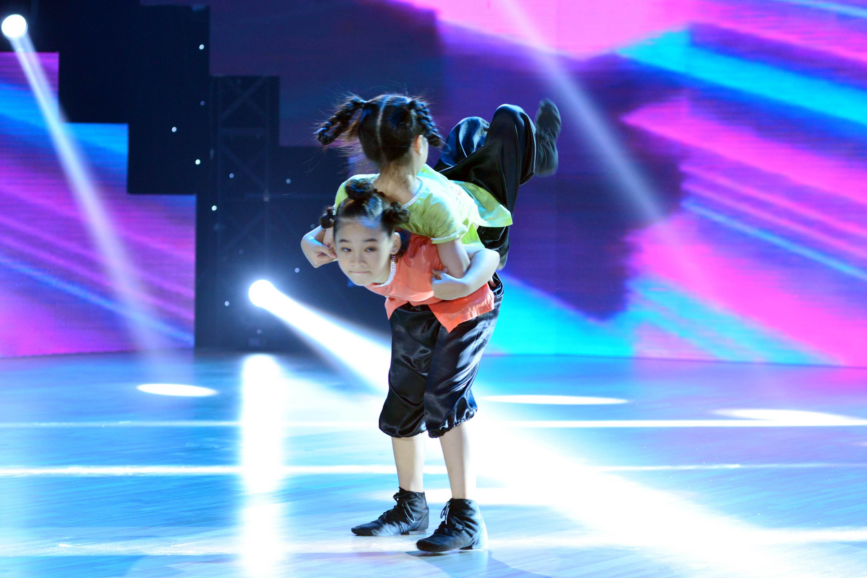 Như Phương - Như Minh của đội Đoan Trang - Hà Lê có bài nhảy hip hop kết hợp dancesport khá dễ thương trên nền nhạc Bắc kim thang